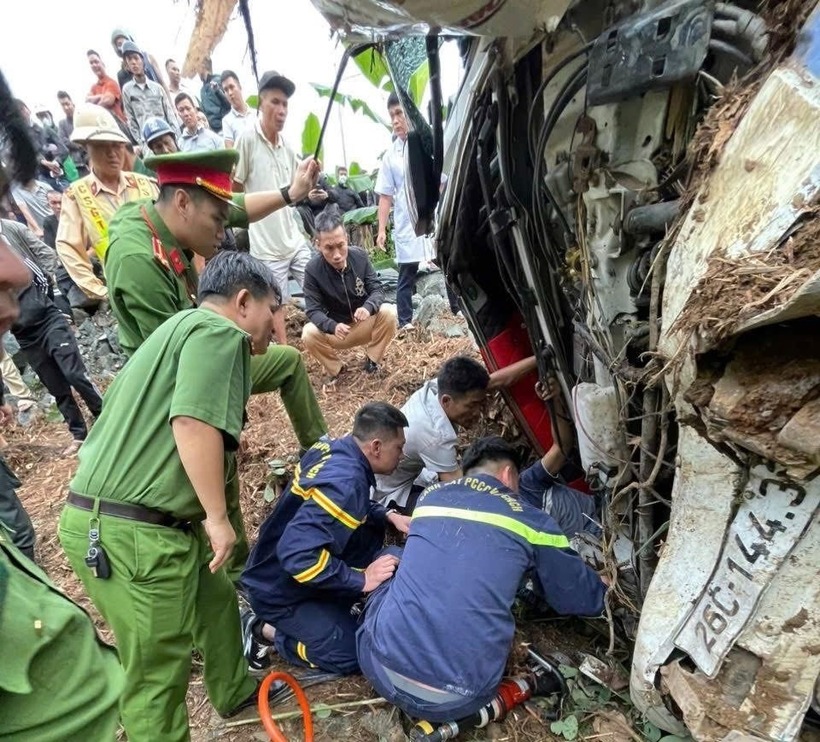 Lực lượng chức năng giải cứu nạn nhân mắc kẹt trong cabin. Ảnh: Vietnamnet.