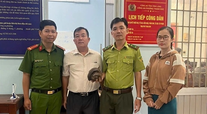 Đại diện các cơ quan giao nhận cá thể tê tê Java. Ảnh: Công an Vĩnh Long