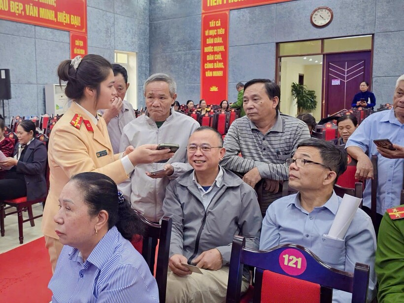 Các tổ công tác gồm CSGT, CSKV đến từng địa bàn hỗ trợ, hướng dẫn nhân dân khai báo, làm sạch dữ liệu.