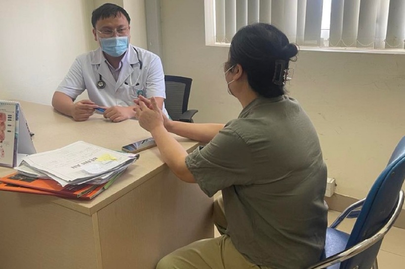 Bác sĩ tư vấn cho người bệnh tại Bệnh viện K. Ảnh: VietNamnet