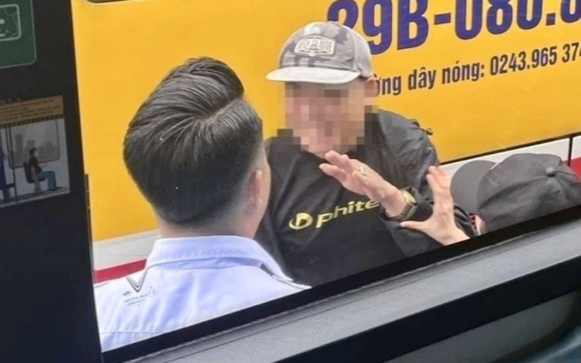 Người đàn ông áo đen bị nữ sinh "tố" có hành vi không đúng. Ảnh: Phụ nữ Việt Nam