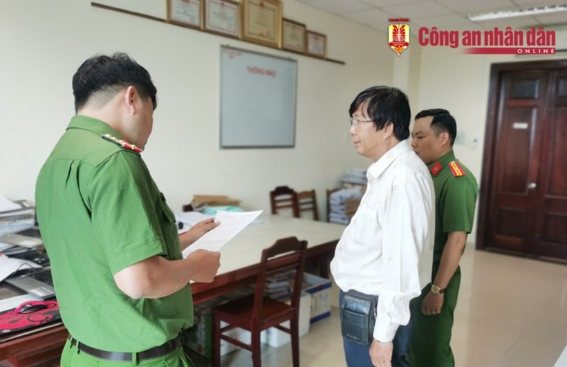 Cơ quan CSĐT tống đạt các quyết định tố tụng đối với bị can Xuân. Ảnh: Công an Nhân dân