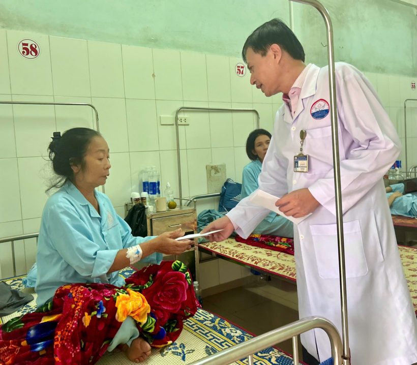 Lãnh đạo Bệnh viện Đa khoa tỉnh Quảng Trị thăm hỏi bệnh nhân. Ảnh: Pháp luật TP.HCM.