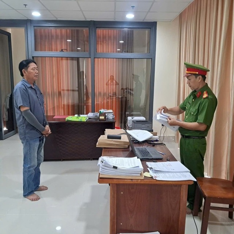 Cơ quan CSĐT Công an tỉnh An Giang tống đạt Quyết định khởi tố bị can đối với Dư Chế Linh. Ảnh: NĐT