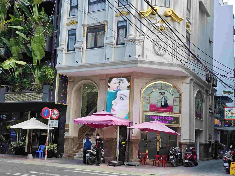 Đến trưa ngày 13/11, lực lượng công an vẫn xuất hiện tại cơ sở thẩm mỹ viện Mailisa trên đường Tô Hiến Thành, phường Nha Trang tỉnh Khánh Hòa. (Ảnh: Lao động)