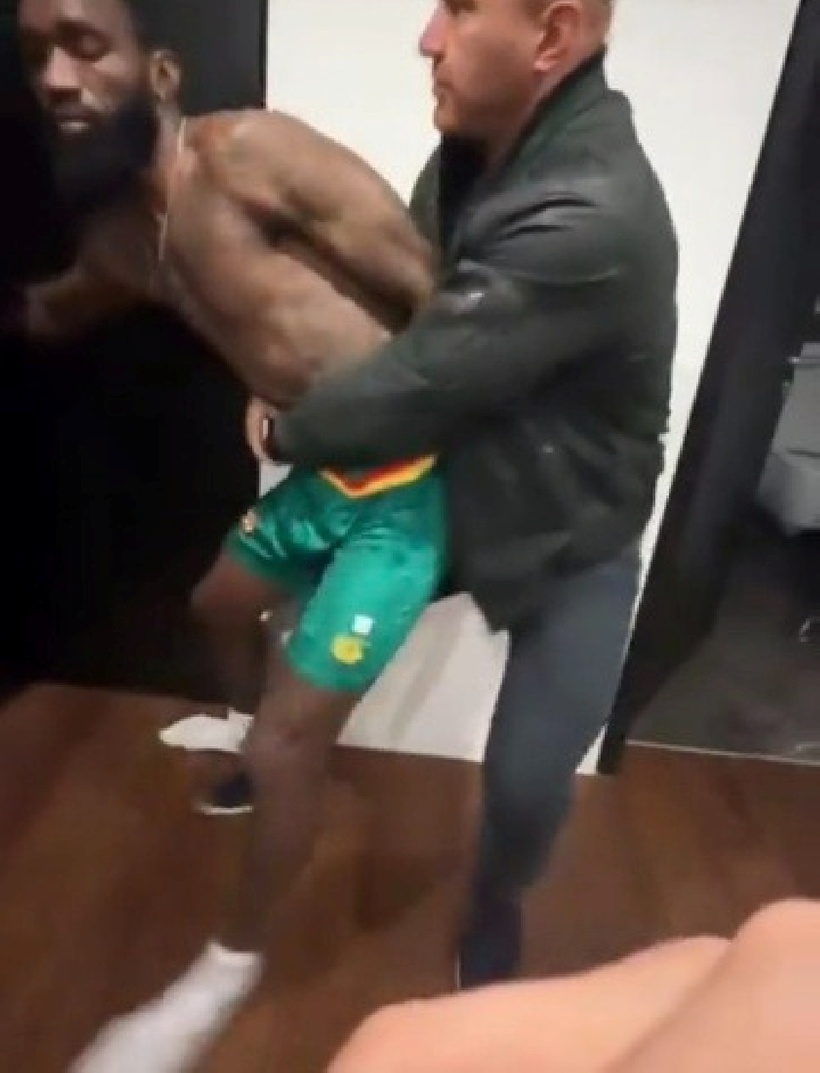 Hai người đàn ông được cho là thành viên ban quản lý khách sạn phải can thiệp để cô có thể vào trong và chứng kiến cảnh bạn trai ở cùng một cô gái khác. Ảnh: Tạp chí Tri thức.