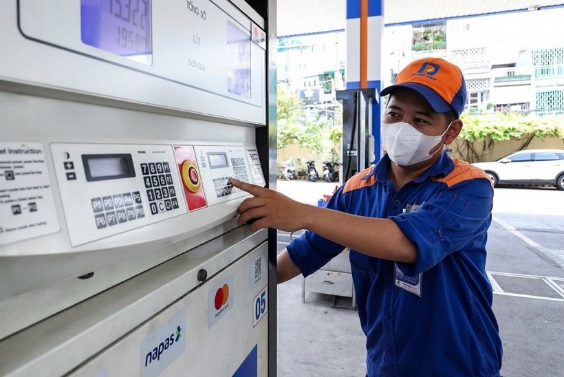 Giá xăng dầu tăng nhẹ từ 15h hôm nay (13/11). (Ảnh: Thời báo Tài chính)