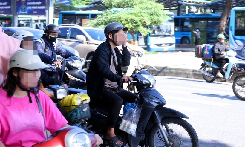 Việc sử dụng điện thoại trong lúc lái xe cũng trở thành thói quen nguy hiểm của nhiều người.