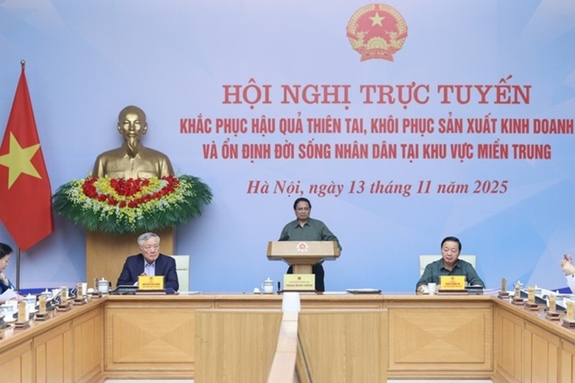 Thủ tướng chủ trì hội nghị ngay sau khi trở về Hà Nội sau chuyến đi thực tế, động viên cấp ủy, chính quyền, người dân, doanh nghiệp bị thiệt hại do bão số 13 tại tỉnh Gia Lai sáng 13/11 (Ảnh: VGP).