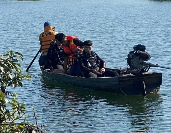 Lực lượng chức năng đang lặn tìm người đàn ông bị mất tích sau khi thuyền lật. (Ảnh: Lao động)