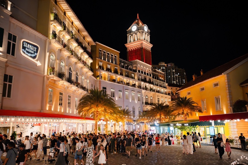 Khu phố Sunset Bazaar sầm uất, nằm ngay sát các mini hotel