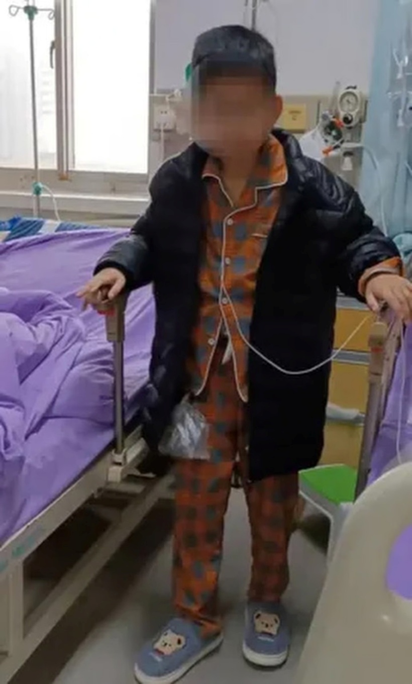 Bé trai trở nên khép kín và hiếm khi nói chuyện. Ảnh: Weibo.