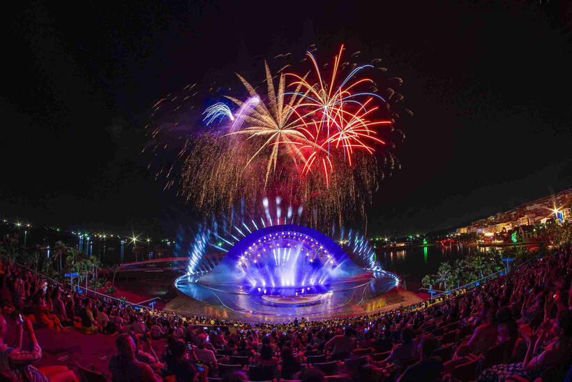 Cận cảnh màn pháo hoa mãn nhãn của show Nụ hôn Biển cả
