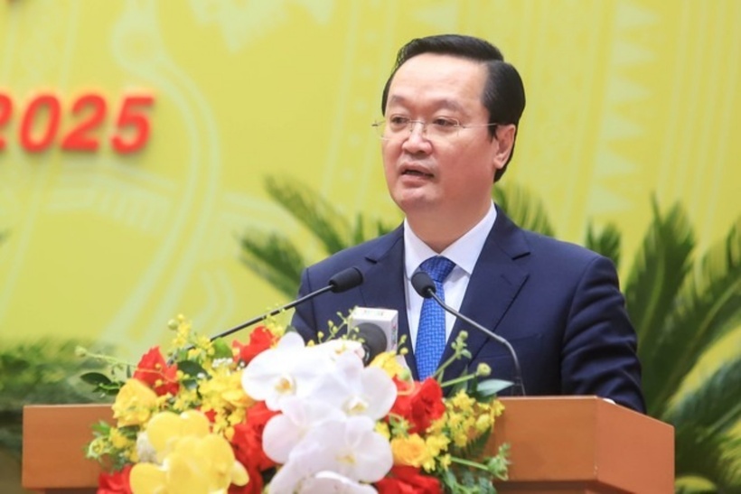 Chủ tịch UBND Thành phố Hà Nội Nguyễn Đức Trung phát biểu tại kỳ họp (Ảnh: Hữu Thắng).