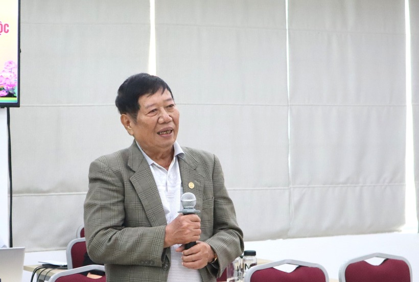 Các đại biểu trao đổi ý kiến tại cuộc làm việc.