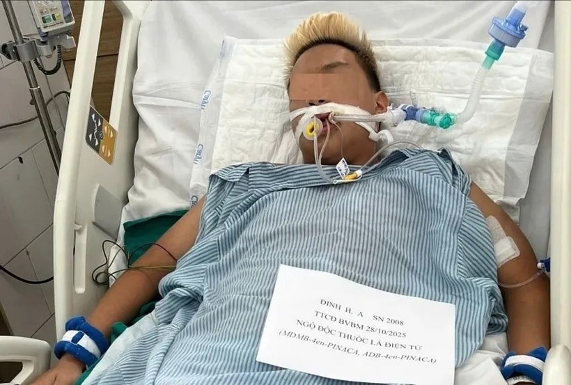 Sau khi hút thuốc lá điện tử, nam thanh niên được đưa vào viện với các biểu hiện nghiêm trọng như kích thích, co giật và hôn mê. Ảnh: PLO.