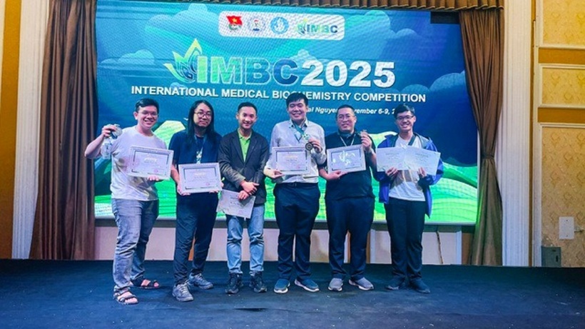 ThS. Trần Trung Dũng (thứ 3 từ trái sang) chụp ảnh cùng nhóm sinh viên Khoa Y HIU xuất sắc tại IMBC 2025. Ảnh: Người đưa tin