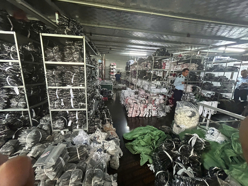 Bên trong cơ sở sản xuất quần áo Gia Minh tại xã Phú Nghĩa