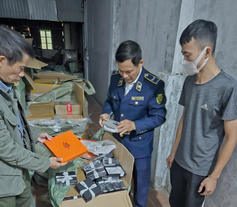 Lực lượng chức năng kiểm tra một cơ sở kinh doanh túi xách tại xã Chuyên Mỹ