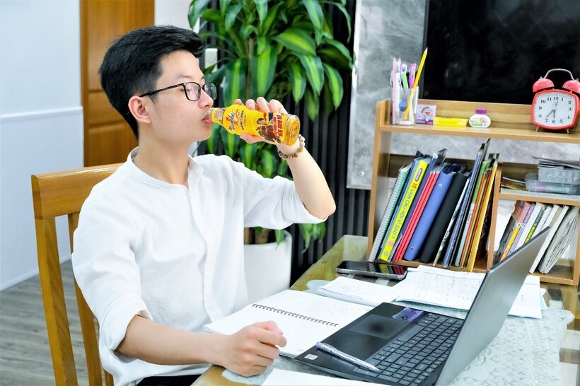 Nhiều người trẻ luôn có sẵn chai Number 1 trên bàn làm việc. Với họ, “tăng lực” giờ không chỉ giúp tỉnh táo, mà còn là cách tiếp năng lượng sạch để bền đam mê mỗi ngày.