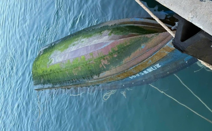 Chiếc thuyền bị lật, trôi dạt vùng biển đặc khu Cồn Cỏ. (Nguồn: Biên phòng Cồn Cỏ)