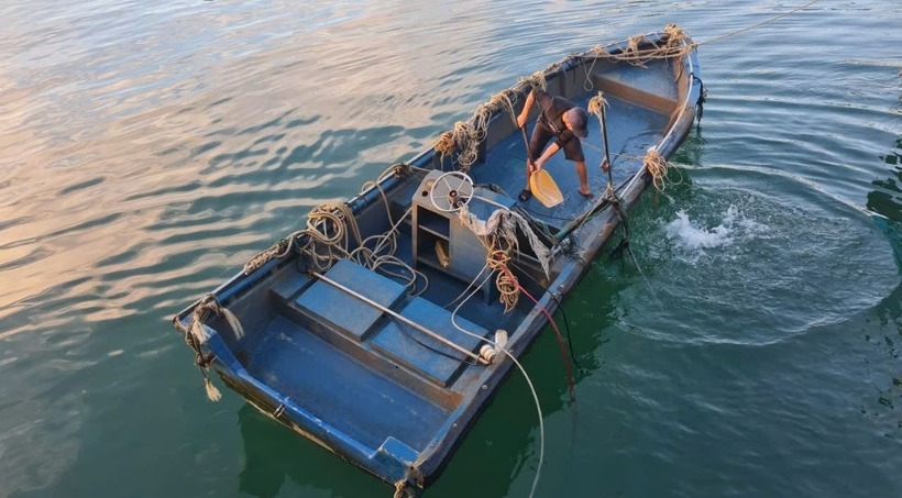 Chiếc thuyền được lật lại, đưa vào âu tàu neo đậu để tìm chủ sở hữu. (Ảnh: Biên phòng Cồn Cỏ)
