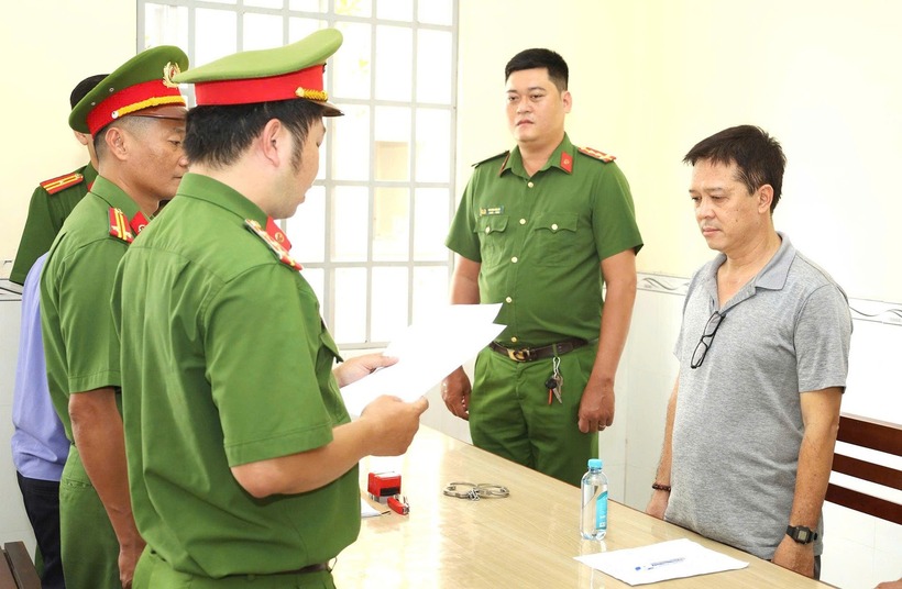 Cơ quan CSĐT tống đạt các quyết định tố tụng đối với bị can Quốc Huy. Ảnh: CACC/VietNamnet