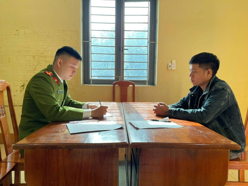 Công an xã làm việc với đối tượng Đặng Quý Châu.