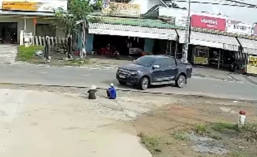 Camera ghi lại cảnh 2 cụ bà ngồi ven đường bị ôtô cán qua người, 1 cụ tử vong thương tâm ở xã Sơn Mỹ, tỉnh Lâm Đồng. Ảnh: Dân Việt