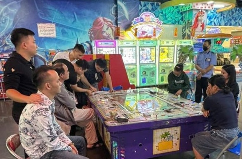 Khu vực chơi điện tử, nơi các đối tượng tham gia đánh bạc. Ảnh: Người lao động