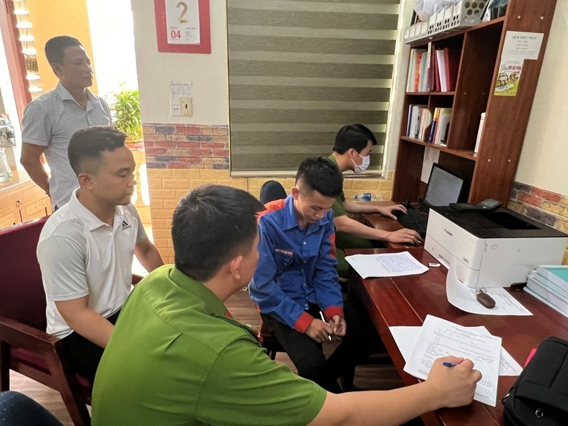 Đối tượng Lê Văn Hoàng khai báo tại công an. (Ảnh: Bảo vệ pháp luật)