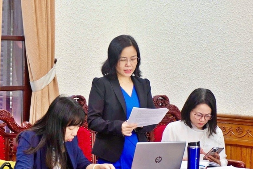 Bà Vũ Thị Hường - Phó Cục trưởng Cục Phổ biến, giáo dục pháp luật và Trợ giúp pháp lý giới thiệu những nội dung sửa đổi của dự thảo.