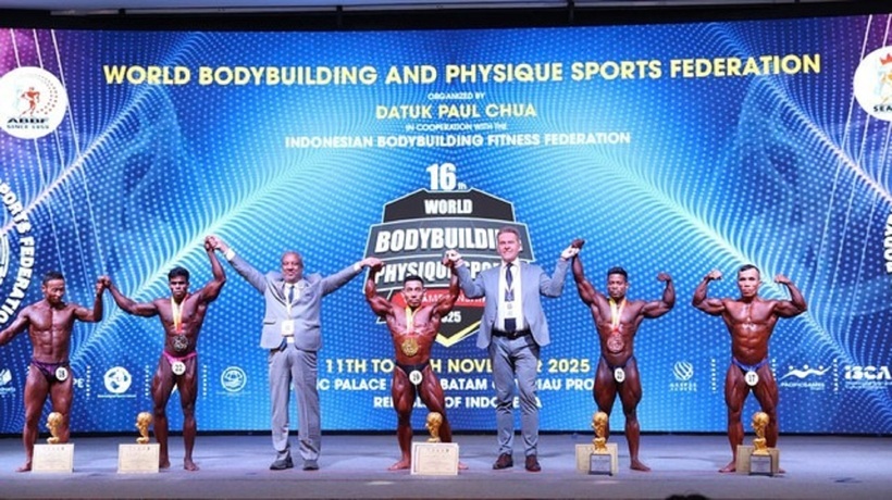 Phạm Văn Mách (giữa) đánh bại các đối thủ mạnh, đoạt HCV giải thể hình vô địch thế giới năm 2025 tại Indonesia. Ảnh: Thanh niên