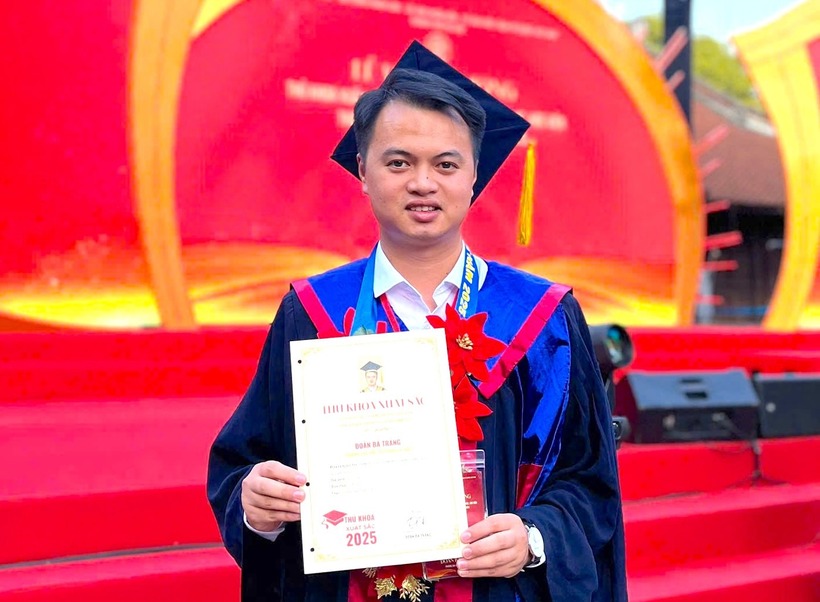 Bá Tráng được UBND TP.Hà Nội vinh danh là thủ khoa tốt nghiệp xuất sắc năm nay.