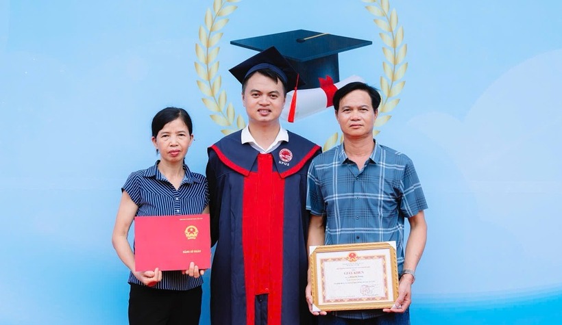 Tráng cùng bố mẹ trong ngày tốt nghiệp, hồi tháng 6.