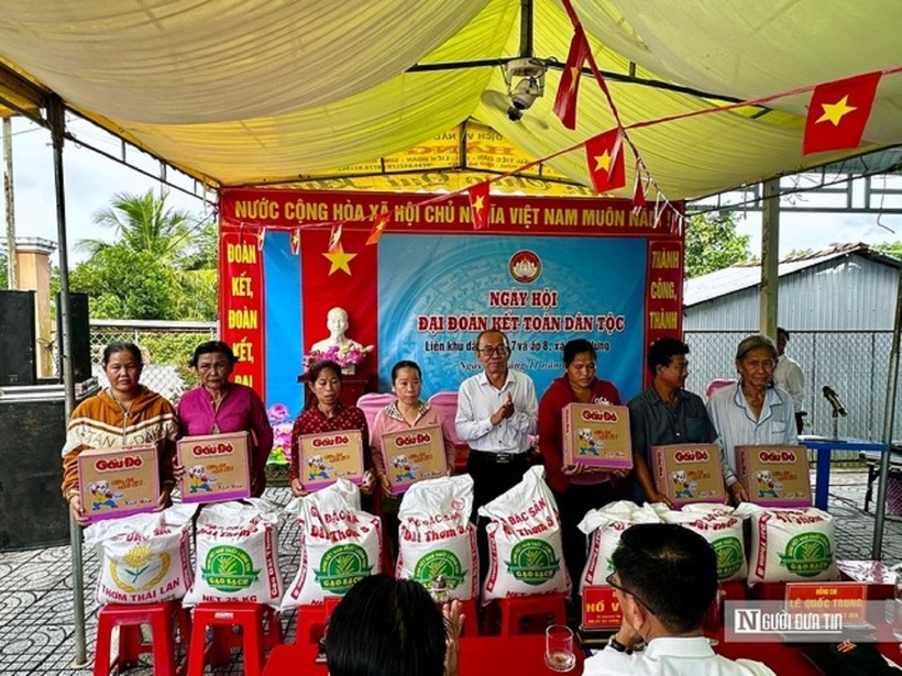 Luật gia Lê Quốc Trung, Chủ tịch Hội Luật gia Tp.Cần Thơ trao tặng quà cho hộ cận nghèo, hộ có hoàn cảnh khó khăn ở 2 ấp.