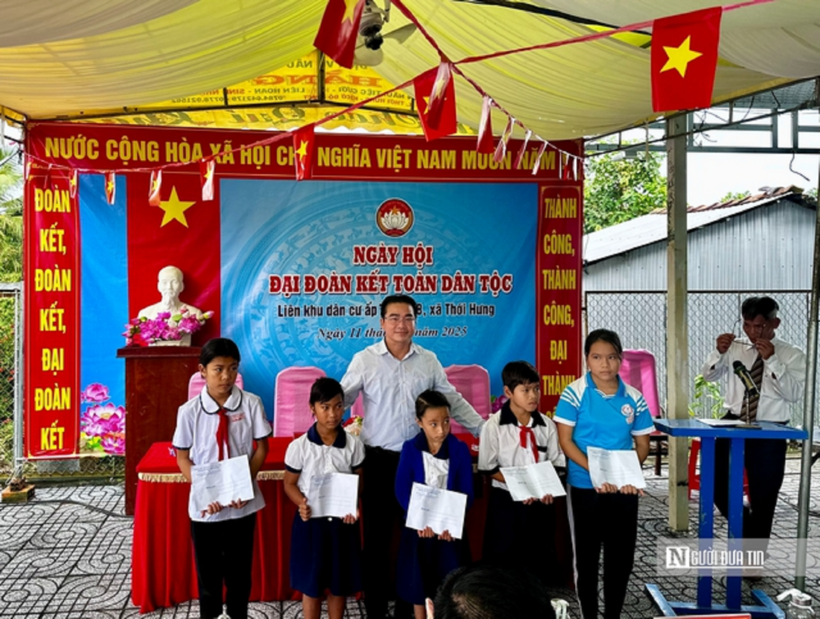 Ông Nguyễn Công Duy, Đảng ủy viên, Phó Chủ tịch HĐND xã Thới Trung trao tặng suất học bổng cho học sinh học sinh khó khăn, vượt khó học giỏi.