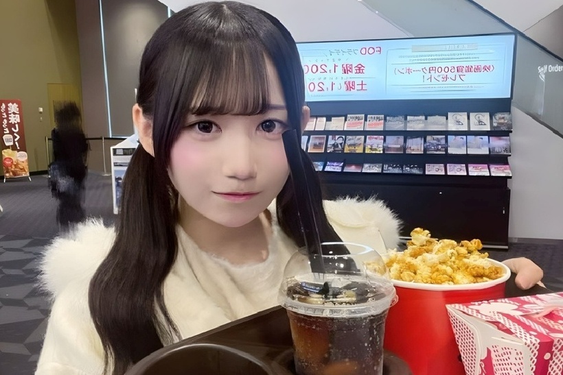 Nữ idol 17 tuổi mất sự nghiệp vì "lộ" ảnh bạn trai qua chiếc ly nước. Ảnh: &nbsp;@nani_nani_.