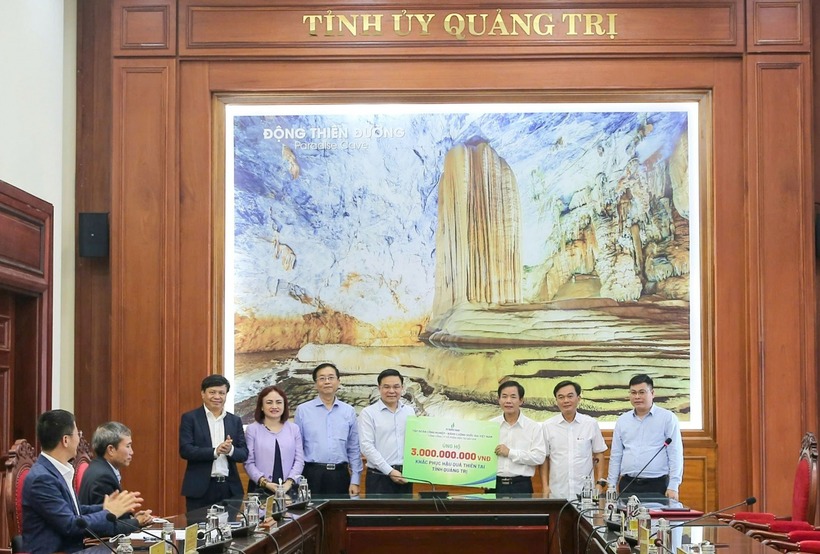 Đoàn công tác của Petrovietnam trao biểu trưng hỗ trợ 3 tỷ đồng cho tỉnh Quảng Trị khắc phục hậu quả thiên tai. Ảnh: PVN