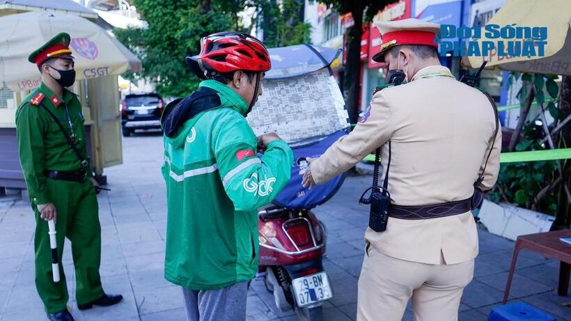 Với lỗi vi phạm này, tài xế xe máy bị phạt 4 - 6 triệu đồng, trừ 6 điểm trên giấy phép lái xe