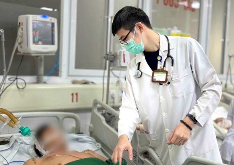 Bác sĩ thăm khám cho bệnh nhân. Ảnh: Tạp chí Tri Thức.