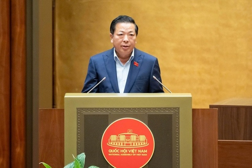 Bộ trưởng Bộ Xây dựng Trần Hồng Minh trình bày tờ trình (Ảnh: Media Quốc hội).