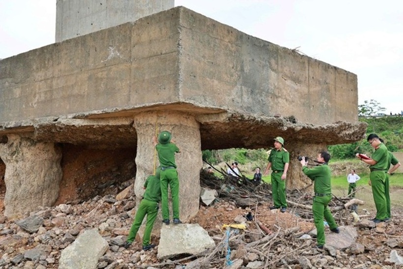 Công an tỉnh Phú Thọ khám nghiệm hiện trường cầu Sông Lô bị hư hỏng chỉ hơn 10 năm đưa vào sử dụng.