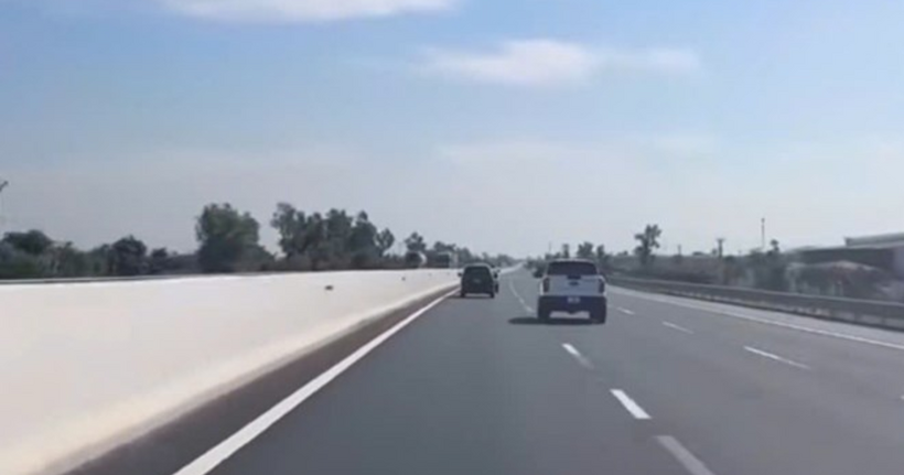 Xử phạt xe bán tải vi phạm giao thông trên cao tốc Hà Nội - Hải Phòng. (Ảnh: Cục Cảnh sát giao thông)