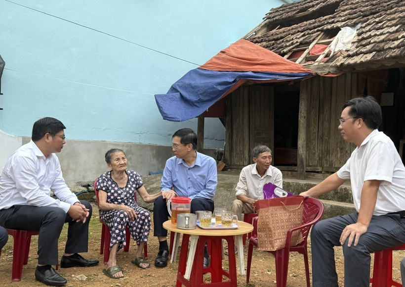 Lãnh đạo Petrovietnam động viên người dân bị ảnh hưởng bởi thiên tai tại miền Trung.