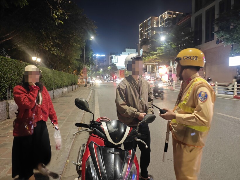 Bị phát hiện dùng điện thoại khi đang điều khiển xe, nam điều khiển phương tiện bị xử lý.