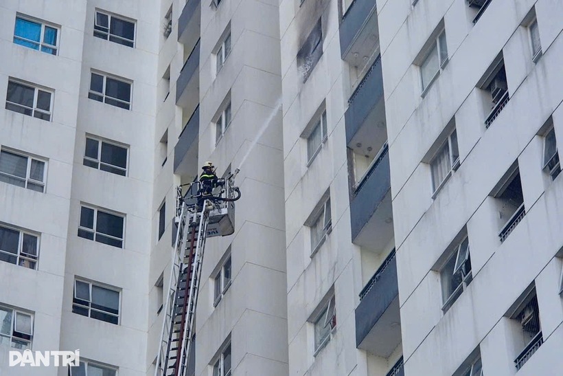 Đám cháy bùng phát từ một căn hộ ở tầng 12 chung cư Dream Home Palace buộc cảnh sát phải dùng xe thang để tiếp cận và dập lửa. Ảnh: Dân Trí.