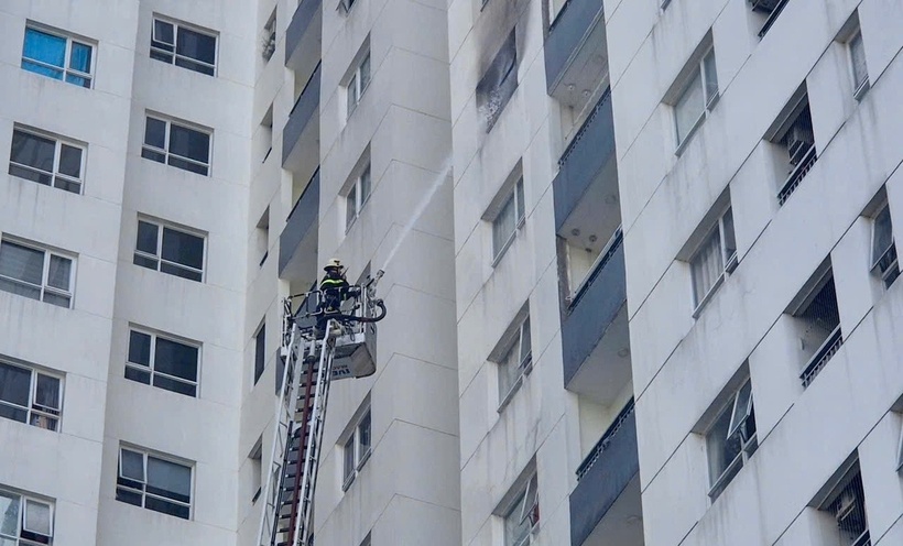 Cảnh sát dùng xe thang chữa cháy tại căn hộ tầng 12 chung cư. (Ảnh: Dân trí)