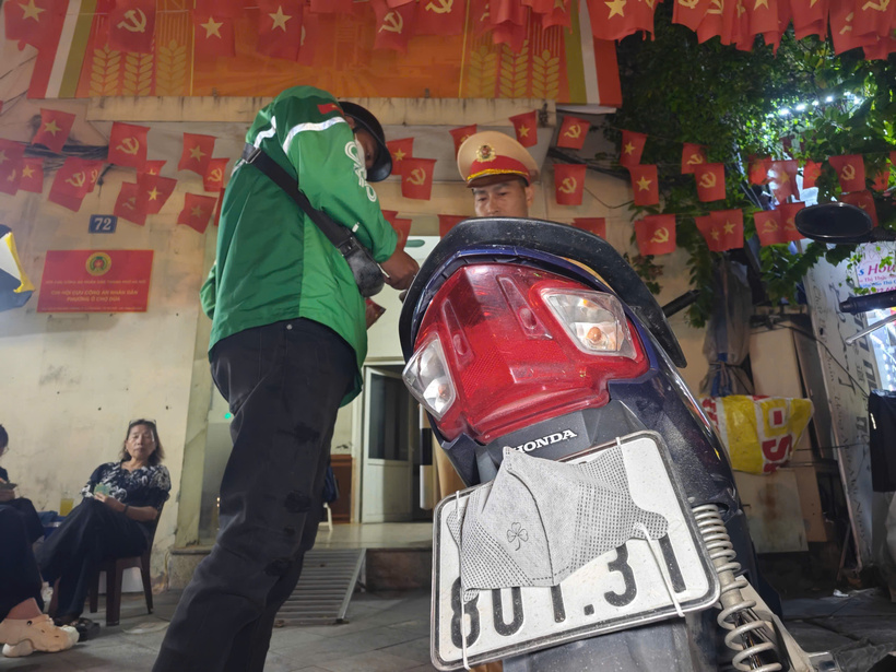 Nhiều tài xế xe ôm công nghệ bị xử lý do che biển số để tham gia lưu thông.