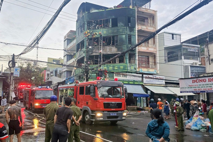 Hiện trường vụ cháy nhà trọ 4 tầng ở Nha Trang, nhiều người hoảng loạn bỏ chạy - 3